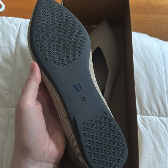 NEW Rothy's “The Point” Tan Pointed-Toe Flats with V-Cut Design - Picture 4 of 5